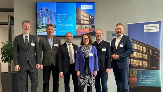 Im Bild (v. l. n. r.): Rainer Kaltschmidt (Leiter des Standorts Regensburg am Fraunhofer ENAS), Jörg Recklies (Leiter des Standorts Regensburg bei Infineon Technologies), Prof. Dr. Harald Kuhn (Institutsleiter des Fraunhofer ENAS), Gertrud Maltz-Schwarzfischer (Oberbürgermeisterin der Stadt Regensburg), Alexander Rupprecht (Geschäftsführer der »TechBase« Regensburg) und Jens Weber (Geschäftsführer der Technologie Centrum Chemnitz GmbH als Vertreter für die Stadt Chemnitz) © Fraunhofer ENAS / In the picture (from left to right): Rainer Kaltschmidt (Head of the Regensburg site at Fraunhofer ENAS), Jörg Recklies (Head of the Regensburg site at Infineon Technologies), Prof. Dr. Harald Kuhn (Director of Fraunhofer ENAS), Gertrud Maltz-Schwarzfischer (Mayor of the City of Regensburg), Alexander Rupprecht (Managing Director of “TechBase” Regensburg) and Jens Weber (Managing Director of Technologie Centrum Chemnitz GmbH as representative for the City of Chemnitz). © Fraunhofer ENAS