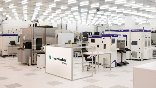 300-mm-Reinraum des Fraunhofer IPMS.  © Fraunhofer IPMS / 300 mm cleanroom at the Fraunhofer IPMS. © Fraunhofer IPMS