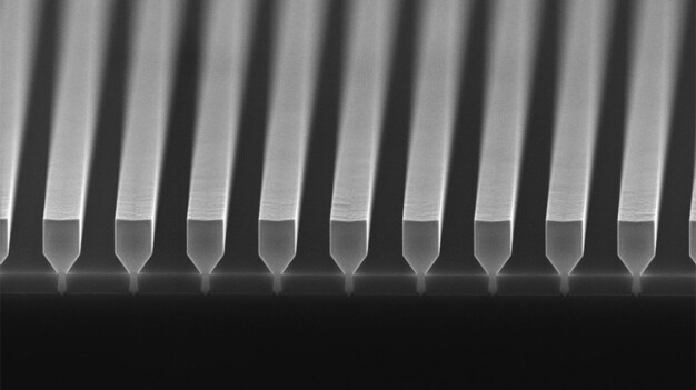 Ein 300 mm Siliziumwafer mit Tausenden von GaAs-Bauelementen mit einer Nahaufnahme mehrerer Dies und eine Rasterelektronenmikroskop-Aufnahme einer Nano-Ridge-Anordnung aus GaAs nach der Epitaxie. / A 300 mm silicon wafer containing thousands of GaAs devices with a close-up of multiple dies and a scanning electron micrograph of a GaAs nano-ridge array after epitaxy.