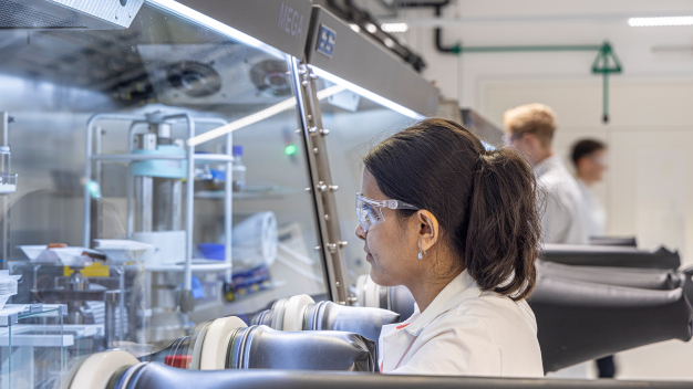 Arbeiten an einer Glove-Box im Solid State Batterielabor. © Fraunhofer ISE / Foto: Michael Spiegelhalter / Working at one of the glove boxes in the solid-state battery laboratory. © Fraunhofer ISE / photo: Michael Spiegelhalter