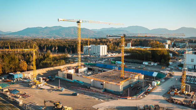 Luftaufnahme der Baustelle für eines der modernsten Produktionszentren Europas: Roche in Penzberg legt den Grundstein für eines der modernsten Produktionszentren für qualitativ hochwertige diagnostische Einsatzstoffe. (Bildrechte: Roche)