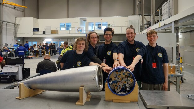 Das studentische Vorbereitungsteam war bereits seit einer Woche in Kiruna: Felix Oesterle, Nima Mirrafati, Felix Schoetzau, Matteo Grube, Arved Dörpinghaus (v.l.n.r.) vor Experimentmodul und Raketenspitze. 