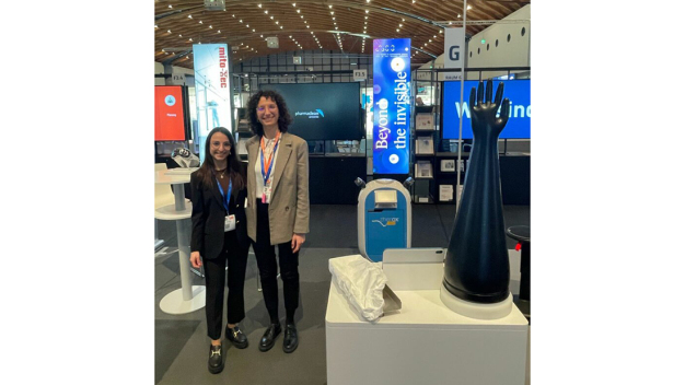 Elena Mantegazza, Produktspezialistin Pharmaclean® (rechts) und Sara Marelli, Export Inside Sales, auf den Lounges 2025. Elena Mantegazza, Produktspezialistin Pharmaclean® (rechts) und Sara Marelli, Export Inside Sales, auf den Lounges 2025.