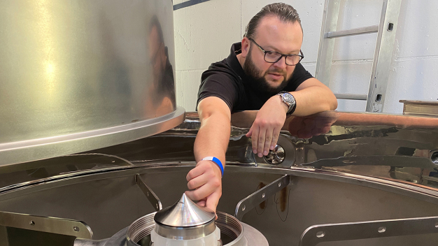 Demonstration der zentral angeordneten Sprühdüse ROTOJET® einer 1.500-Liter-Anlage der VENTILUS®-Serie.