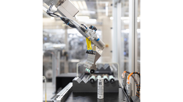 Am Fraunhofer IPA hergestellte Jelly Rolls und zylindrische Batteriezelle (21700 Rundzelle im Tabless Continuous Design). © Fraunhofer IPA/Rainer Bez / Jelly rolls and cylindrical battery cell produced at Fraunhofer IPA (21700 round cell in tabless continuous design). © Fraunhofer IPA/Rainer Bez