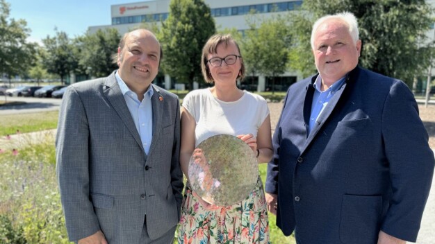 Im Bild von links nach rechts: Dr. Manfred Horstmann, General Manager von GlobalFoundries Dresden; Wenke Weinreich, Leiterin des CNT und stellvertretende Institutsleiterin des Fraunhofer IPMS und Prof. Hubert Lakner, Institutsleiter des Fraunhofer-Instituts für Photonische Mikrosysteme IPMS. © GlobalFoundries / From left to right: Dr. Manfred Horstmann, General Manager of GlobalFoundries Dresden; Wenke Weinreich, Head of CNT and Deputy Director of Fraunhofer IPMS; Prof. Hubert Lakner, Director of Fraunhofer Institute for Photonic Microsystems IPMS. © GlobalFoundries