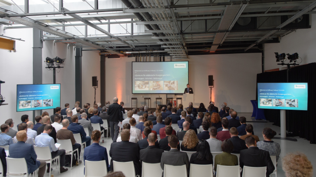 Über hundert Gäste nahmen an der Einweihung des neuen »Zentrums für elektrische Energiespeicher« teil. © Fraunhofer ISE / Foto: Simon Leisner / Over a hundred guests attended the inauguration of the new “Center for Electrical Energy Storage”. © Fraunhofer ISE / photo: Simon Leisner