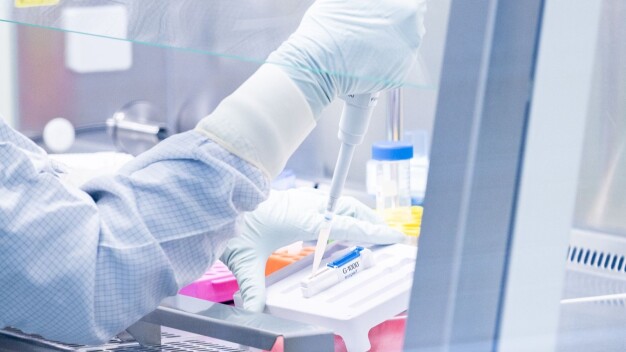 Die Immunzellen des Patienten und das genetische Material für den ROR-1 Rezeptor werden in einer Küvette zusammengeführt. Durch das Anlegen elektrischer Impulse gelangt die Erbinformation in das Genom der Zelle. © Fraunhofer IZI / The patient's immune cells and the genetic material for the ROR-1 receptor are combined in a cuvette. The genetic information enters the cell's genome through the application of electrical impulses. © Fraunhofer IZI Die Immunzellen des Patienten und das genetische Material für den ROR-1 Rezeptor werden in einer Küvette zusammengeführt. Durch das Anlegen elektrischer Impulse gelangt die Erbinformation in das Genom der Zelle. © Fraunhofer IZI / The patient's immune cells and the genetic material for the ROR-1 receptor are combined in a cuvette. The genetic information enters the cell's genome through the application of electrical impulses. © Fraunhofer IZI