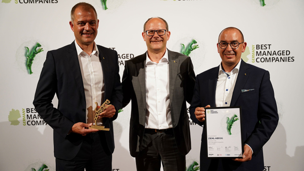 Die Vorstände Joachim Ley (von links), Olaf Kanig und Wolfgang Mayer nehmen den Best Managed Companies Award in Frankfurt entgegen. (Foto: Pascal Berneburg)