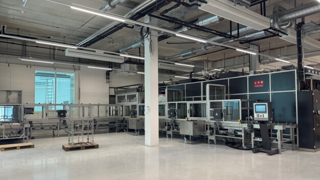Das neue High Purity System wurde in mehreren Einzelkomponenten nach Tirol geliefert. Im neuen Swacrit-Werk in Nassereith erfolgte die Endmontage, begleitetdurch die Riedericher Reinigungsexperten. (Foto: LPW/Swacrit Systems)