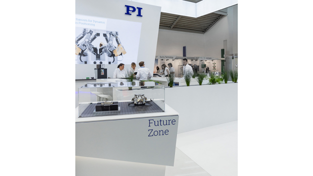 In der Future Zone des Messtandes wurden mit dem Hebel-Hexapod und der MagLev Plattform zukunftsweisende Technologien präsentiert. (Copyright: PI) In der Future Zone des Messtandes wurden mit dem Hebel-Hexapod und der MagLev Plattform zukunftsweisende Technologien präsentiert. (Copyright: PI)