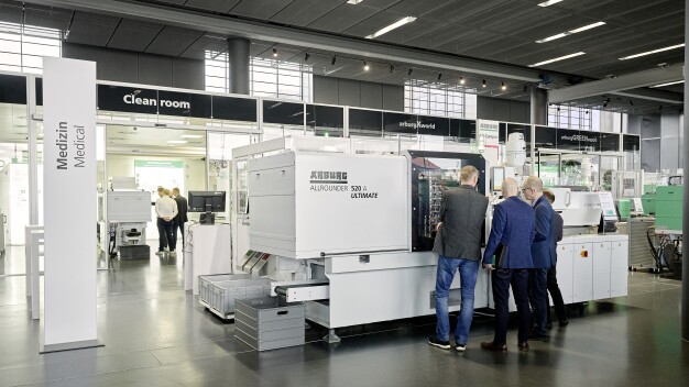 Auf der K 2025 produziert eine Fertigungszelle rund um einen elektrischen Allrounder 520 A Medizinprodukte mit dem Mehrwert funktionaler IML-Labels. (Foto: Arburg) / At K 2025, a production cell centred around an electric Allrounder 520 A produces medical products with the added value of functional IML labels. (Photo: Arburg) Auf der K 2025 produziert eine Fertigungszelle rund um einen elektrischen Allrounder 520 A Medizinprodukte mit dem Mehrwert funktionaler IML-Labels. (Foto: Arburg) / At K 2025, a production cell centred around an electric Allrounder 520 A produces medical products with the added value of functional IML labels. (Photo: Arburg)