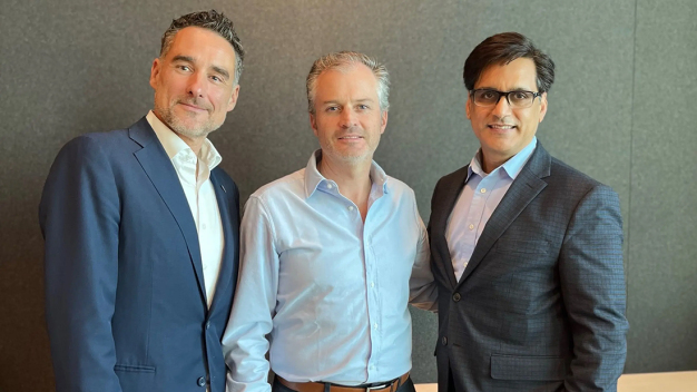 Freuen sich auf die neue Zusammenarbeit (v. l. n. r.): Renzo Davatz (CEO Netstal), José Lelo de Larrea (Managing Director Netstal Mexico) und Nadeem Amin (President Netstal Americas) / Looking forward to the new cooperation (from left to right): Renzo Davatz (CEO Netstal), José Lelo de Larrea (Managing Director Netstal Mexico) and Nadeem Amin (President Netstal Americas)