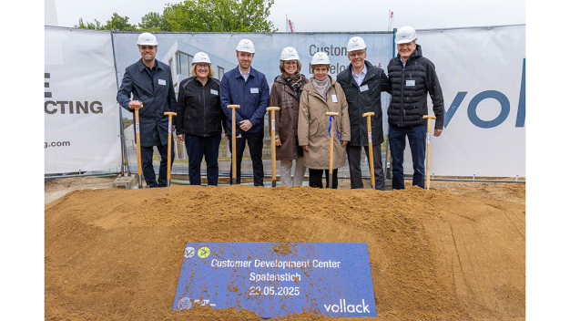 Von links nach rechts: Johannes Swodenk (Partner Vollack GmbH & Co. KG), Anke Fischer (CFO Fette Compacting), Dr. Marten Klukkert (CCO Fette Compacting), Franziska Eichel (Gesellschafterin LMT Group), Angelika Bengel (Gesellschafterin LMT Group), Joachim Dittrich (CEO Fette Compacting), Norbert Lütjens (Bürgermeister Stadt Schwarzenbek) / From left to right: Johannes Swodenk (Partner, Vollack GmbH & Co. KG), Anke Fischer (CFO, Fette Compacting), Dr. Marten Klukkert (CCO, Fette Compacting), Franziska Eichel (Shareholder, LMT Group), Angelika Bengel (Shareholder, LMT Group), Joachim Dittrich (CEO, Fette Compacting), Norbert Lütjens (Mayor, City of Schwarzenbek) Von links nach rechts: Johannes Swodenk (Partner Vollack GmbH & Co. KG), Anke Fischer (CFO Fette Compacting), Dr. Marten Klukkert (CCO Fette Compacting), Franziska Eichel (Gesellschafterin LMT Group), Angelika Bengel (Gesellschafterin LMT Group), Joachim Dittrich (CEO Fette Compacting), Norbert Lütjens (Bürgermeister Stadt Schwarzenbek) / From left to right: Johannes Swodenk (Partner, Vollack GmbH & Co. KG), Anke Fischer (CFO, Fette Compacting), Dr. Marten Klukkert (CCO, Fette Compacting), Franziska Eichel (Shareholder, LMT Group), Angelika Bengel (Shareholder, LMT Group), Joachim Dittrich (CEO, Fette Compacting), Norbert Lütjens (Mayor, City of Schwarzenbek)