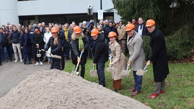 Erster Spatenstich für das neue Erweiterungsgebäude am Max-Planck-Institut für Astronomie Heidelberg. V.l.n.r.: Myriam Benisty (Direktorin MPIA, Abteilung PSF), Heike Kiko (Abteilung Forschungsbau und Infrastruktur der Max-Planck-Gesellschaft), Michael Wilkins (Architekt, kreuger wilkins architekten Stuttgart), Laura Kreidberg (Geschäftsf. Direktorin MPIA, Abteilung APEx), Eckart Würzner (Oberbürgermeister der Stadt Heidelberg), Hans Walter Rix (Direktor MPIA, Abteilung GC) (Quelle: Markus Pössel/MPIA) / Ground-breaking ceremony for the new extension building at the Max Planck Institute for Astronomy in Heidelberg. From left to right: Myriam Benisty (Director MPIA, PSF Department), Heike Kiko (Department of Research Buildings and Infrastructure of the Max Planck Society), Michael Wilkins (Architect, kreuger wilkins architekten Stuttgart), Laura Kreidberg (Managing Director MPIA, APEx Department), Eckart Würzner (Lord Mayor of the City of Heidelberg), Hans Walter Rix (Director MPIA, GC Department). (Credit: Markus Pössel/MPIA)