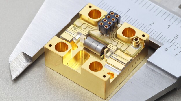 Miniaturisierter Master-Oszillator-Leistungsverstärker (MOPA) mit zwischengeschaltetem optischem Isolator, montiert auf CCP3-Kühlkörper. (Bild: FBH/P. Immerz) / Master oscillator power amplifier (MOPA) with interposed optical isolator mounted on CCP3 heat sink. ©FBH/P. Immerz