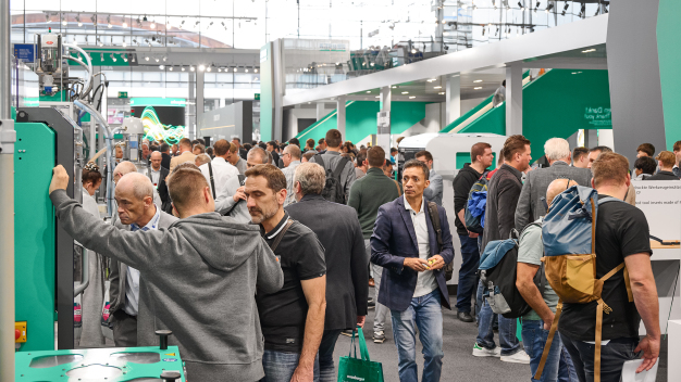 Erfolgreiche Kampagne: Unter dem Motto „mold your future“ zeigten rund 30 Azubis am Freitag und Samstag auf dem Arburg-Stand, welche tollen Perspektiven das Loßburger Unternehmen in Sachen Ausbildung und Karriere bietet. (Foto: Arburg) / Successful campaign: Under the motto 