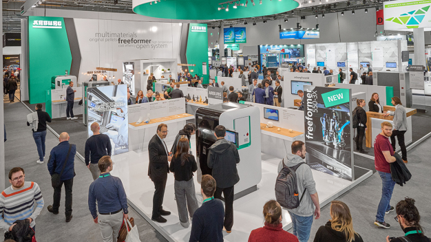 Mit seinem breiten Spektrum an Maschinen, Materialien und Anwendungen für den industriellen 3D-Druck war ARBURGadditive ein Publikumsmagnet auf der Formnext 2024. (Foto: Arburg) / With its wide range of machines, materials and applications for industrial 3D printing, ARBURGadditive was a crowd-puller at Formnext 2024. (Photo: Arburg)