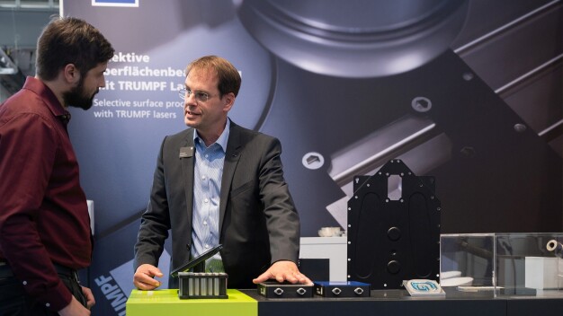 Trockene Reinigungsverfahren wie beispielsweise die Laser-, CO2-Schneestrahl- und Plasmareinigung gewinnen zunehmend an Bedeutung. (Bildquelle: Deutsche Messe AG / Rainer Jensen) / Dry cleaning processes such as laser, CO2 snow jet, and plasma cleaning are becoming increasingly important. (Image source: Deutsche Messe AG / Rainer Jensen) Trockene Reinigungsverfahren wie beispielsweise die Laser-, CO2-Schneestrahl- und Plasmareinigung gewinnen zunehmend an Bedeutung. (Bildquelle: Deutsche Messe AG / Rainer Jensen) / Dry cleaning processes such as laser, CO2 snow jet, and plasma cleaning are becoming increasingly important. (Image source: Deutsche Messe AG / Rainer Jensen)