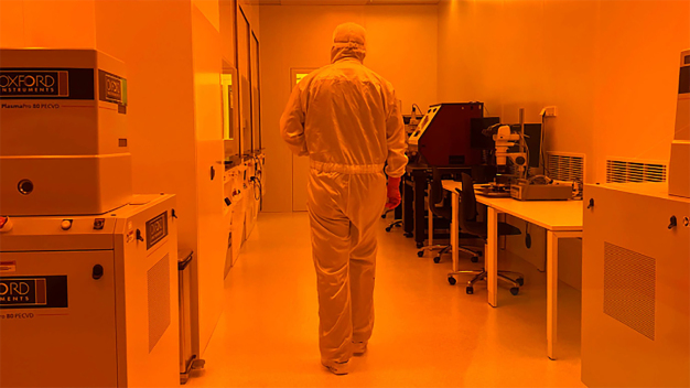 Blick in den Reinraum: Hier werden Quantenbauelemente gefertigt. (Foto: QSens) / View into the clean room: Quantum components are manufactured here. (Photo: QSens)