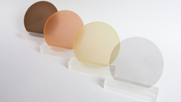 Die verschiedenen Farbnuancen der AlYN/GaN-Wafer resultieren aus unterschiedlichen Yttrium-Konzentrationen sowie Wachstumsbedingungen. © Fraunhofer IAF / The different color nuances of the AlYN/GaN wafers result from different yttrium concentrations and growth conditions. © Fraunhofer IAF