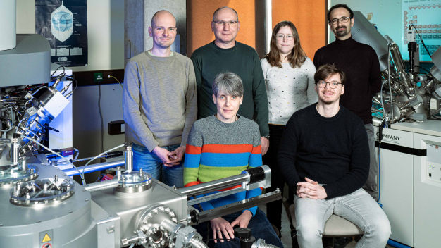 Mit ihren Arbeiten zur Epitaxie und Charakterisierung von AlYN/GaN-Heterostrukturen gelang dem Forschungsteam des Fraunhofer IAF ein Durchbruch auf dem Gebiet der Halbleitermaterialien. © Fraunhofer IAF / With their work on the epitaxy and characterization of AlYN/GaN heterostructures, the Fraunhofer IAF research team achieved a breakthrough in the field of semiconductor materials. © Fraunhofer IAF