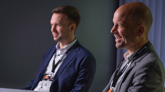 Dr. Tim Lantzsch (links) vom Fraunhofer ILT und Dr. Stefan Leuders (rechts) von voestalpine diskutieren über die aktuellen Trends im metallischen 3D-Druck, die das Potenzial haben, die industrielle Produktion nachhaltig zu verändern. © Fraunhofer ILT, Aachen / Dr. Tim Lantzsch (left) from Fraunhofer ILT and Dr. Stefan Leuders (right) from voestalpine discuss the current trends in metallic 3D printing, which have the potential to change industrial production in the long term. © Fraunhofer ILT, Aachen, Germany