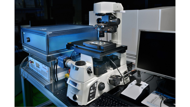 Das LIFTOSCOPE vereint Hochgeschwindigkeits-mikroskopie, KI-Analyse und Lokalisation lebender Zellen und Zellverbände mit dem laserinduzierten Vorwärts-Transfer (LIFT). Der Laserstrahl wird über Spiegel direkt in den Strahlengang des Mikroskops eingekoppelt. Anwender können zwischen Kamerabeobachtung und LIFT-Prozess wechseln. © Fraunhofer ILT, Aachen / The LIFTOSCOPE combines high-speed microscopy, AI-based analysis and localization of living cells and cell clusters with laser-induced forward transfer (LIFT). The laser is coupled directly into the beam path of the microscope via mirrors. Users can switch between camera observation and the LIFT process. © Fraunhofer ILT, Aachen, Germany