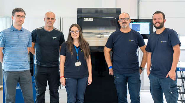 Das Technologische Institut für Kunststoffe AIMPLAST, Spanien, nutzt einen Freeformer 200-3X für die Erforschung von 3D-Druck-Materialien. Das Kooperationsteam (von links): Dr. Michael Salinas und José Francisco García von Arburg sowie Paula Maestro García, Galileo Roig und Vicente González Giménez von AIMPLAST. (Foto: Arburg) / The Technological Institute for Plastics AIMPLAST, Spain, uses a Freeformer 200-3X for research into 3D printing materials. The cooperation team (from left): Dr Michael Salinas and José Francisco García from Arburg as well as Paula Maestro García, Galileo Roig and Vicente González Giménez from AIMPLAST. (Photo: Arburg)