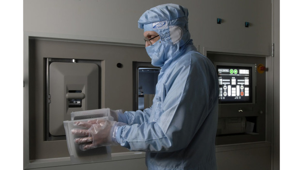 Fraunhofer EMFT-Forscher im Reinraum (© Fraunhofer EMFT/Bernd Müller) / Fraunhofer EMFT scientist in Cleanroom (© Fraunhofer EMFT/Bernd Müller)