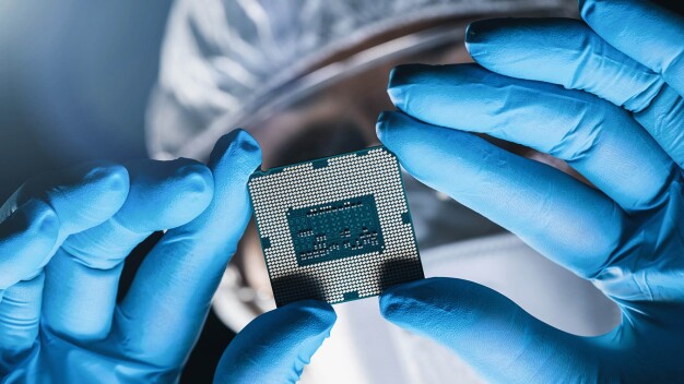 Bei der Chip-Herstellung müssen strenge Vorschriften beachtet werden. Mit den Reinraumlösungen von item Industrietechnik lassen sich höchste Qualitätsansprüche erfüllen (Bild: Shutterstock)