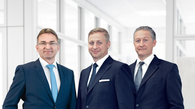 Im Bild die Geschäftsführung des Wirthwein-Tochterunternehmens „Wirthwein Medical GmbH & Co. KG“ mit Sitz in Mühltal bei Darmstadt. Von rechts: Marcus Wirthwein, Frank Wirthwein und Dr. Thomas Jakob, der zum 1.8.2020 in die Geschäftsführung des Medizintechnikspezialisten berufen wurde.