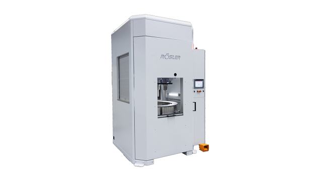 Der Multi-Surf-Finisher RMSF 4/800 ermöglicht eine Bearbeitung von mehreren Werkstücken gleichzeitig. (Bild: Rösler Oberflächentechnik GmbH) / The multi-surf finisher RMSF 4/800 allows the simultaneous finishing of several work pieces. (Photo: Rösler Oberflächentechnik GmbH)