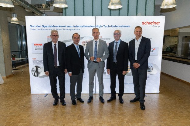 Werksleiter Ernst Werner, Dorfens Bürgermeister Heinz Grundner, Geschäftsführer Roland Schreiner, technischer Leiter Lorenz Geiger und Projektleiter Matthias Meier (von links nach rechts) freuen sich über die gelungene Eröffnungsfeier des Produktionsstandorts Dorfen.