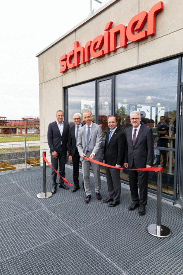 Geschäftsführer Roland Schreiner (Mitte) eröffnet mit Projektleiter Matthias Meier, dem technischen Leiter Lorenz Geiger, Dorfens Bürgermeister Heinz Grundner und Werksleiter Ernst Werner (von links nach rechts) symbolisch den neuen Produktionsstandort.