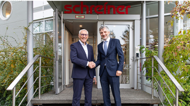 Stabwechsel bei der technischen Leitung: Lorenz Geiger (links) übergibt die verantwortungsvolle Position bei der Schreiner Group an Martin Moser (rechts). Er selbst übernimmt als Senior Management Consultant Operations Group übergeordnete, strategische Aufgaben. © Schreiner Group / Change at the helm of operations management: Lorenz Geiger (left) hands the responsible role at Schreiner Group over to Martin Moser (right). As senior management consultant operations group, Geiger has assumed higher-level, strategic tasks. © Schreiner Group