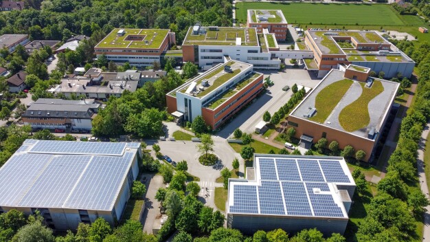 Grüne Dächer und Solarmodule: Der Hauptsitz der Schreiner Group in Oberschleißheim von oben. © Schreiner Group / Green Roofs and Solar Panels: Aerial view of the Schreiner Group headquarters in Oberschleißheim . © Schreiner Group Grüne Dächer und Solarmodule: Der Hauptsitz der Schreiner Group in Oberschleißheim von oben. © Schreiner Group / Green Roofs and Solar Panels: Aerial view of the Schreiner Group headquarters in Oberschleißheim . © Schreiner Group