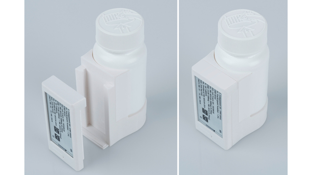 Ein wiederverwendbares Adapter-System aus Kunststoff ermöglicht die sichere Anbringung des Digital Display Labels an verschiedenste Verpackungsformen – von Blister-Wallets bis hin zu Vials. © Schreiner MediPharm / A reusable plastic adapter system enables reliable attachment of the Digital Display Label to a variety of packaging forms–from blister wallets to vials. © Schreiner MediPharm Ein wiederverwendbares Adapter-System aus Kunststoff ermöglicht die sichere Anbringung des Digital Display Labels an verschiedenste Verpackungsformen – von Blister-Wallets bis hin zu Vials. © Schreiner MediPharm / A reusable plastic adapter system enables reliable attachment of the Digital Display Label to a variety of packaging forms–from blister wallets to vials. © Schreiner MediPharm