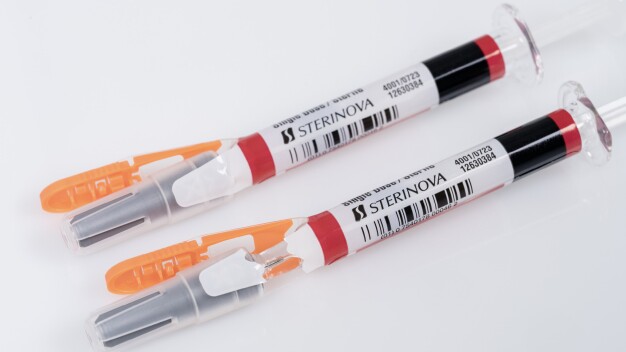 Sterinovas Heparinspritzen mit Needle-Trap Secu, das Nadelschutz mit einer Erstöffnungsindikation verbindet – eine platzsparende, umweltfreundliche und sichere Lösung. / Sterinova’s heparin syringes equipped with Needle-Trap Secu, combining needle protection with first-opening indication—a space-saving, eco-friendly, and safe solution.