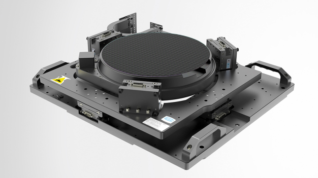 Der 6-Achs-Manipulator von Steinmeyer Mechatronik realisiert hochgenaue Ausrichtprozesse in der Halbleiterinspektion. (Bild: Steinmeyer Mechatronik GmbH)