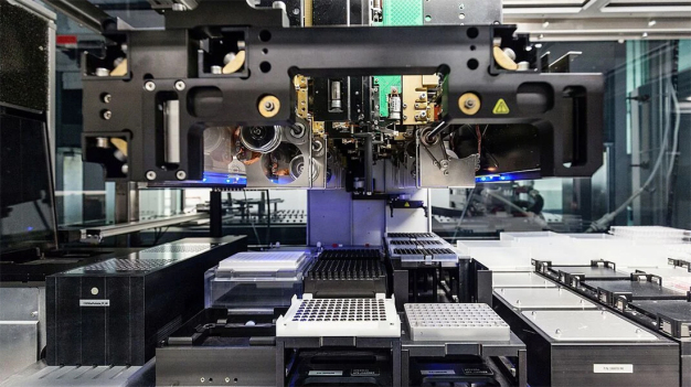 Im KIWI-Biolab: Mehrere verschiedene Probenhalter können mit dem automatischen Robotergreifarm bestückt werden. 