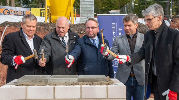 Gemeisam legten Sie den Grundstein für das neue Marburg Centre for Epidemic Preparedness: (von links) Marburgs Oberbürgermeister Dr. Thomas Spies, Thomas Platte (Direktor des Landesbetriebs Bau und Immobilien Hessen) der Hessische Wissenschaftsminister Timon Gremmels sowie Uni-Präsident Prof. Dr. Thomas Nauss und der Direktor des Instituts für Virologie Prof. Dr. Stephan Becker. (Foto: Markus Farnung)