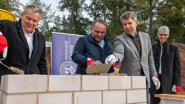 von links: Marburgs Oberbürgermeister Dr. Thomas Spies, der Hessische Wissenschaftsminister Timon Gremmels sowie Uni-Präsident Prof. Dr. Thomas Nauss und Prof. Dr. Stephan Becker (Direktor des Instituts für Virologie) bei der Grundsteinlegung für das neue Marburg Centre for Epidemic Preparedness. (Foto: Markus Farnung)