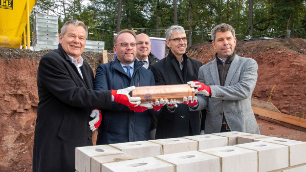 Auf dem Campus Lahnberge der Philipps-Universität Marburg wurde der Grundstein für das neue Marburg Centre for Epidemic Preparedness gelegt. Mit dabei waren (von links) Marburgs Oberbürgermeister Dr. Thomas Spies, der Hessische Wissenschaftsminister Timon Gremmels, Thomas Platte (Direktor des Landesbetriebs Bau und Immobilien Hessen) sowie Prof. Dr. Stephan Becker (Direktor des Instituts für Virologie) und Uni-Präsident Prof. Dr. Thomas Nauss. Sie legten eine so genannte Zeitkapsel in den Grundstein des Forschungsbaus. (Foto: Markus Farnung)