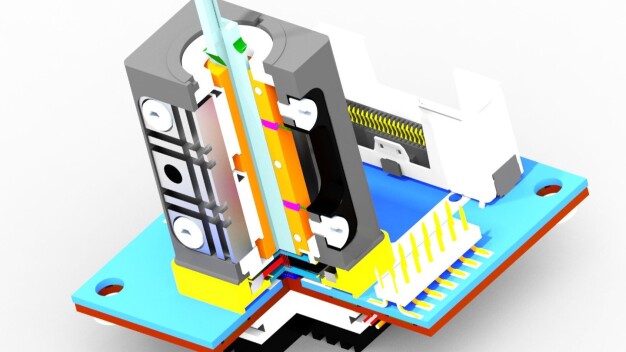 Die Quelle wird auf einer Keramik-Leiterplatte mit einem Molybdän-Kühlkörper montiert. Die Flügel sind Stecker für Wärmemanagementkomponenten. © TU Ilmenau / A ceramic printed circuit board (PCB) is bonded to a molybdenum heatsink. The PCB carries the VCSEL and driver chip (center). The wings are plugs for thermal management components. © TU Ilmenau