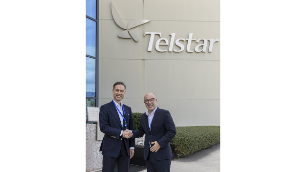 Torsten Türling, CEO der Syntegon-Gruppe und Jordi Puig, Managing Director von Telstar, feiern einen wichtigen strategischen Meilenstein: Syntegon und Telstar haben offiziell ihre Kräfte gebündelt, um Kunden noch lückenlosere Lösungen und Services aus einer Hand zu bieten. / Torsten Türling, CEO of the Syntegon Group, and Jordi Puig, Managing Director of Telstar, celebrate an important strategic milestone: Syntegon and Telstar have officially joined forces to offer customers even more seamless solutions and services from a single source.