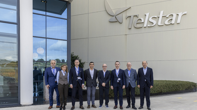 Von links nach rechts: Stephan März (Executive VP Pharma Liquid, Syntegon), Pilar Ramirez (General Counsel, Telstar), Torsten Türling (CEO, Syntegon), Jordi Serrat (Technology & Operations Corporate Manager, Telstar), Jordi Puig (Managing Director, Telstar), Petros Kapelles (Chief Operations Officer, Syntegon), Emili Pablos (Executive VP & Chief Financial Officer, Telstar), Matthias Wagner (Managing Director, Telstar). / From left to right: Stephan März (Executive VP Pharma Liquid, Syntegon), Pilar Ramirez (General Counsel, Telstar), Torsten Türling (CEO, Syntegon), Jordi Serrat (Technology & Operations Corporate Manager, Telstar), Jordi Puig (Managing Director, Telstar), Petros Kapelles (Chief Operations Officer, Syntegon), Emili Pablos (Executive VP & Chief Financial Officer, Telstar), Matthias Wagner (Managing Director, Telstar).