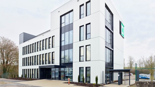 Das neue Gebäude an der Blaufelder Straße in Crailsheim ist Symbol für die Wachstumsambitionen von Syntegon. / The new building on Blaufelder Straße stands as a symbol of Syntegon's aspirations for growth at Crailsheim.