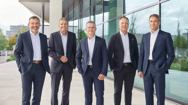 Das neue Vetter-Führungsteam ab 1. Januar 2025: 
Titus Ottinger, Thomas Otto, Henryk Badack, Peter Sölkner, Carsten Press (v.l.n.r.). © Vetter Pharma International GmbH 