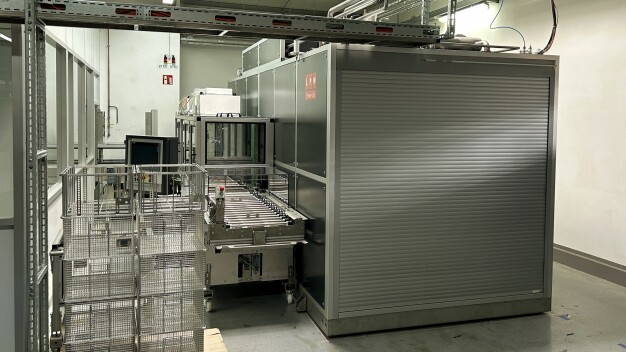 Die PowerJet 670 T5 Twin Ultra Medical von LPW ist mit einer maßgeschneiderten Automationslösung verbunden, die den sauberen Transfer in den Reinraum sicherstellt. (Foto: LPW/Viant) Die PowerJet 670 T5 Twin Ultra Medical von LPW ist mit einer maßgeschneiderten Automationslösung verbunden, die den sauberen Transfer in den Reinraum sicherstellt. (Foto: LPW/Viant)